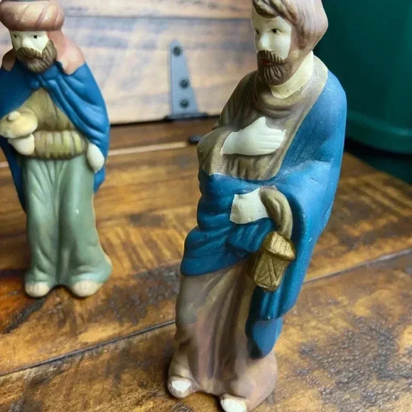 Vtg Hand Painted Nativity 7 pc Set: Baby Jesus,Joseph, Mary, Wise Men, One Cow - Picture 4 of 10